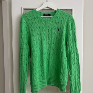 Ralph Lauren kabelstickad kofta - M - Stickad kofta från Ralph Lauren i storlek M. Använd väldigt få gånger, därmed bra passform.