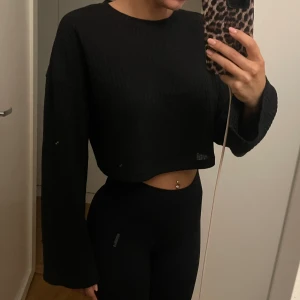 Svart tröja - Tunnare svart tröja som är lite croppad, skönt material, passar till vardags eller att ta på sig över ett linne till sommaren