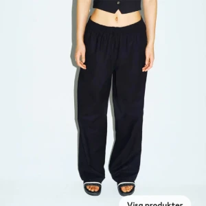 Svarta linnebyxor  - Svarta midwaist linnebyxor från H&M. Använda men i jättefint skick. 