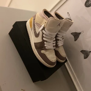Jordan skor  - Fick skorna har  använt dem 4-5 gånger 9/10 sick  odenarie priset var 1600 storlek 41 men om du har 40 och ska crease skydd så skulle jag köpa dem   