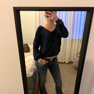 Stickad tröja marinblå - Stickad, marinblå tjocktröja från Tommy Hilfiger.perfekt längs till ett par långmidjade jeans för mig som är 162 cm