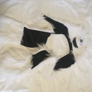 Fluffig mössa - Fluffig glad mössa med långa armar som man kan använda som vantar. 😁 One size. 