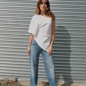 Zara jeans - Säljer dessa supersnygga Zara jeans låga i midjan! Helt nya och slutsålda på hemsidan! Har två par. Helt nya i storlek 40 och ett par i storlek 38 som enbart är använda 1 gång. Tyvärr så är dom för stora för mig. 