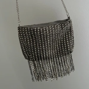 Paljett väska och  - 🩷Paljettväska med stenar från Nelly 🩷Väldigt liten med kort kedja, man kan ha den på axeln 🩷Nyskick  🩷Pris 50kr 🩷Köparen står för frakten  🩷Köpt är köpt!! Ingen retur!!