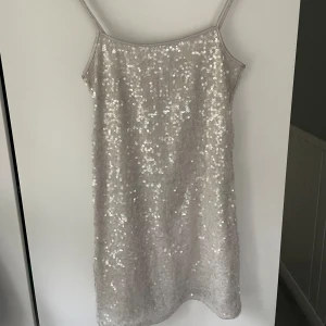 Glittrig festklänning - Säljer denna fina kortklänningen från h&m dom endast blivit använd fåtal gånger😊 Skriv om ni vill ha fler bilder💕
