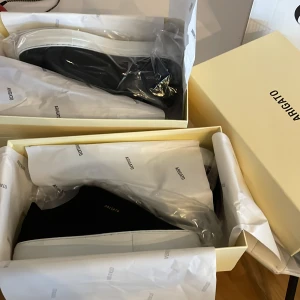 Axel arigato 360 - Helt nya i storlekar 41 kvitto fina. Hör av er vid eventuella frågor 