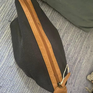 Sminkväska - Sminkväska/ neseccär säljes i fint skick. Höjd ca 15 cm, längd ca 23cm.