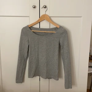 Långärmad - Basic grå långärmad från lager157. Använd ofta, men bra skick. Orginal pris är 50kr, säg till om fler bilder behövs 💞💞