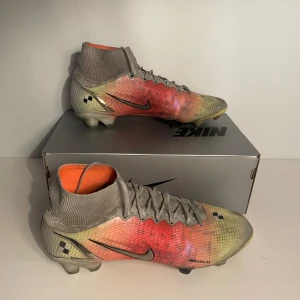 Nike mecurial superfly 8 - Storlek 44, fint skick bara lite färgade av konstgräs på vissa ställen. Bara att skriva för fler bilder. Pris kan diskuteras🙌🏼