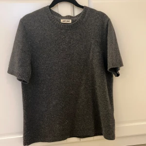 Soft goat tröja - Säljer min superfina kortärmade soft goat tröja som tyvärr är lite stor och därav knappt använd och superbra skick!! Modellen chunky t-shirt och färgen charcoal (mörkgrå) som inte längre säljs❤️❤️ nypris 2195