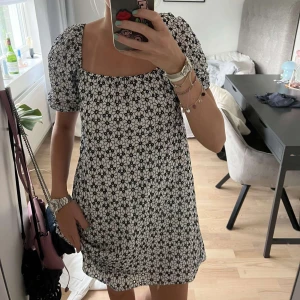 & Other stories klänning - Såå söt klänning, nypris 800