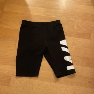 Tränings shorts - Snygga tränings shorts med text på sidan, tyvärr för små för mig. Köpt för många år sen men fortfarande bra skick, säg till om fler bilder behövs 💓💓