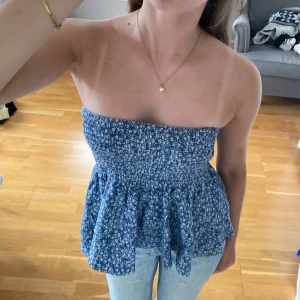 Blå topp/kjol - Säljer denna fina blommiga kjol som går att ha som topp också💓midjan är nervikt på bilden💌skriv om ni har frågor!!❤️