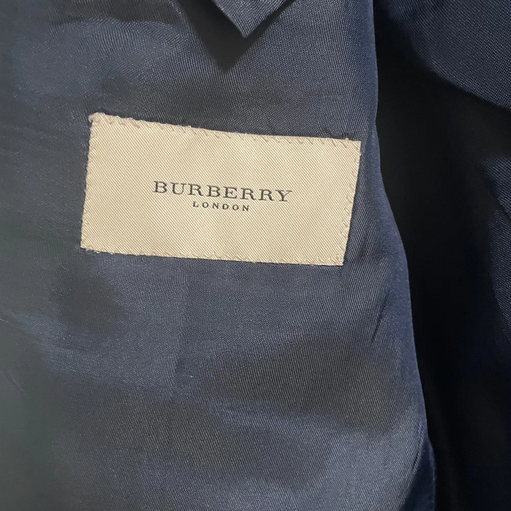 Burberry kavaj i storlek 52, fint skick förutom en lagad bristning på insidan som varken syns eller stör. 100% ull, nypris är runt 16000kr, säljer för 4500kr.. Kostymer.