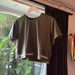 Stronger t-shirt  - Säljer en t-shirt från stronger. Nästan helt oanvänd utan några defekter. Den är kort i modellen och lös.