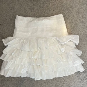 Vit volangkjol från h&m  - Vit volangkjol från h&m. Funkar även att ha som topp. Storlek m💕