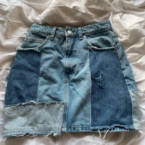 Jeans kjol  - Säljer denna jeans kjolen från pull and bear i stl S💗Skulle dock säga att den är liten i storleken så mer än xs💗