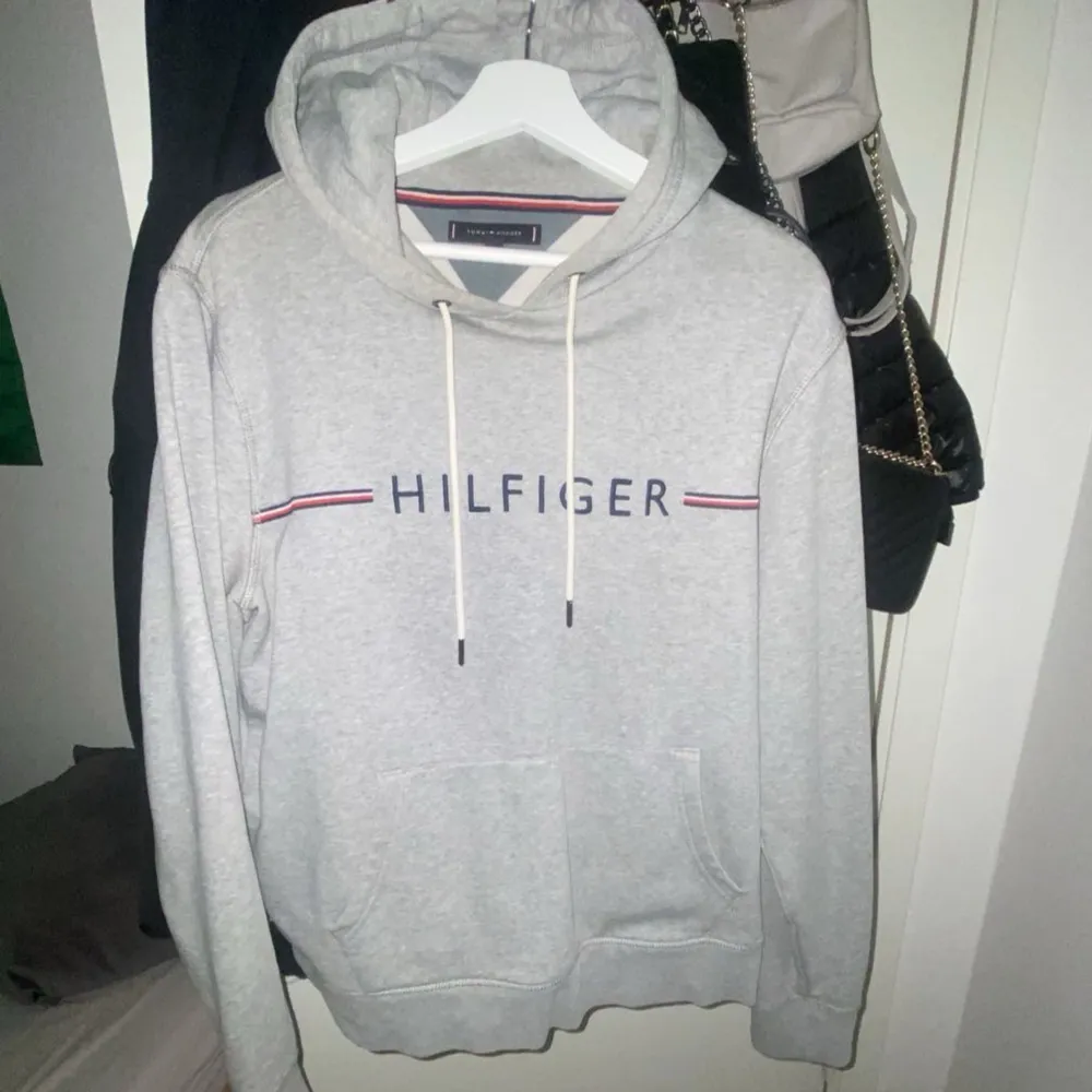 Säljer nu min Tommy hilfiger hoodie storlek M, sick är 9/10 inget som är detekterad ser ut som ny tjockt och skönt material,  den har använts väldigt sällan. . Hoodies.