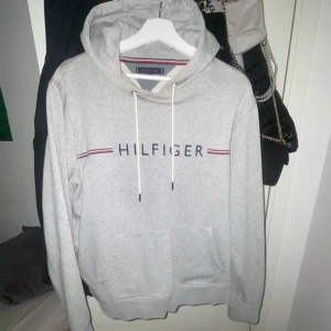 Hoodie Tommy hilfiger - Säljer nu min Tommy hilfiger hoodie storlek M, sick är 9/10 inget som är detekterad ser ut som ny tjockt och skönt material,  den har använts väldigt sällan. 