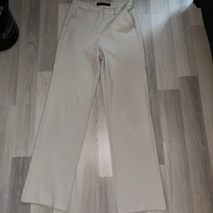 Kostymbyxor  - Säljer dessa byxor som är Mid waist har använts men är i bra skick 🥰