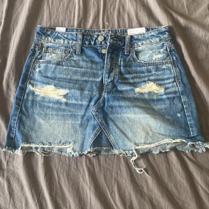 Jeanskjol  - Jeanskjol från american eagle köpt på sellpy. Aldrig använt för den var för stor.