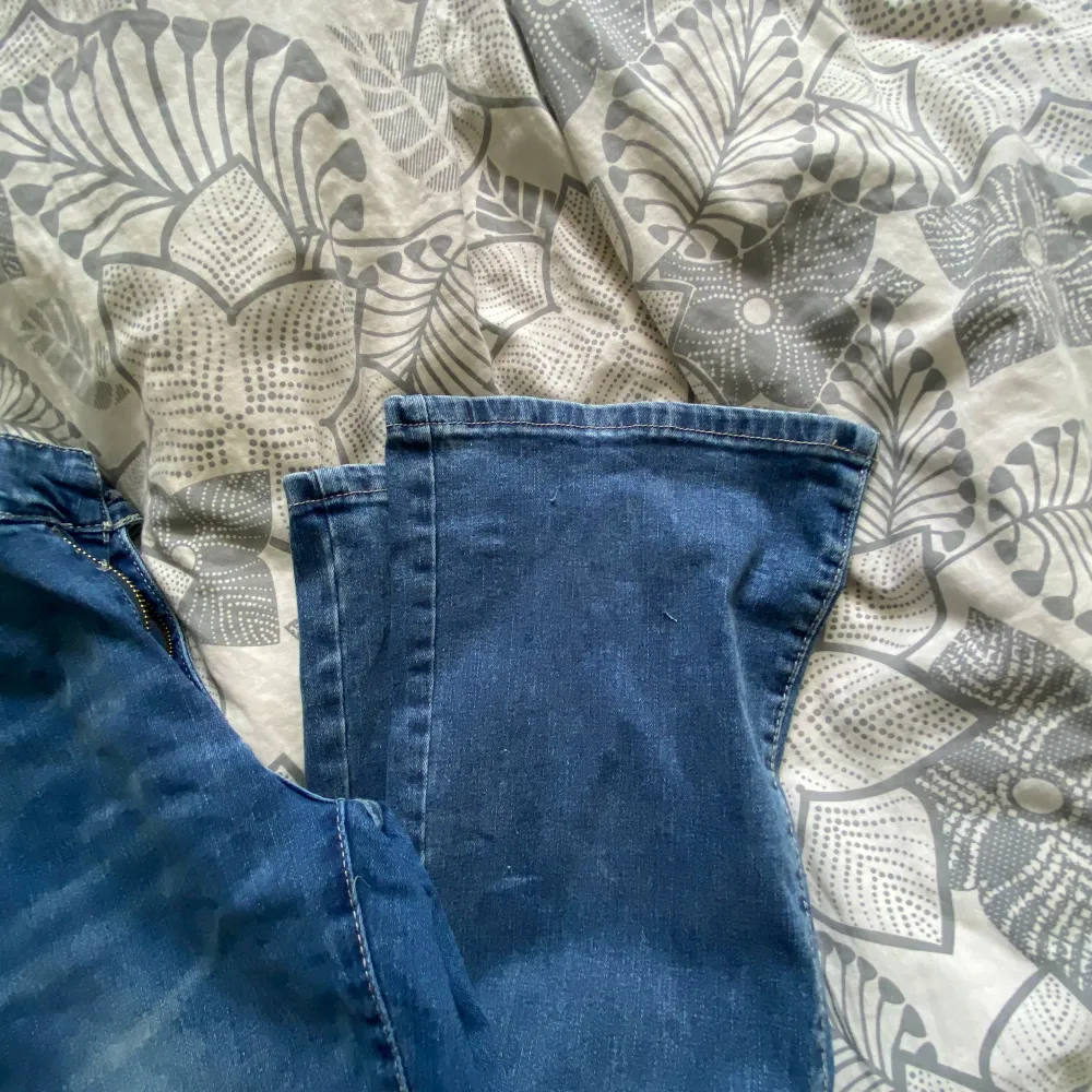 Säljer dessa jeans då dem inte sitter bra på mig, köpt för 200 ksk säljs för 90, bra skick, litet hål bara . Jeans & Byxor.