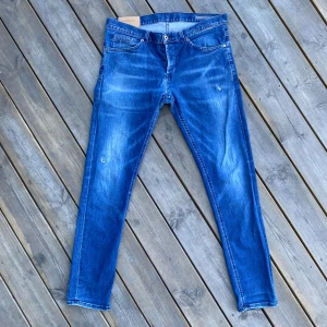 Dondup George  - Tja! Säljer ett par dondup George | Dem är gjorda med slitningar | Storlek 35 fits 33 | Skicket är 8.5/10 | Vid funderingar är de bara o skriva🙌. 