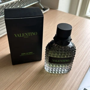 Valentino Green Stravaganza - Tjena säljer nu den nyaste valentino parfymen för män. Köpte den på kicks för 950kr. Mängden som återstår kan ni se på bild 4, hela flaskan är 50 ml så ungefär 40 ml återstår. Har inget kvitto kvar men har bevis på att den är äkta på sista bilden.