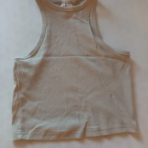 Beige topp - Toppen är i mycket bra skick Använd ett fåtal gånger