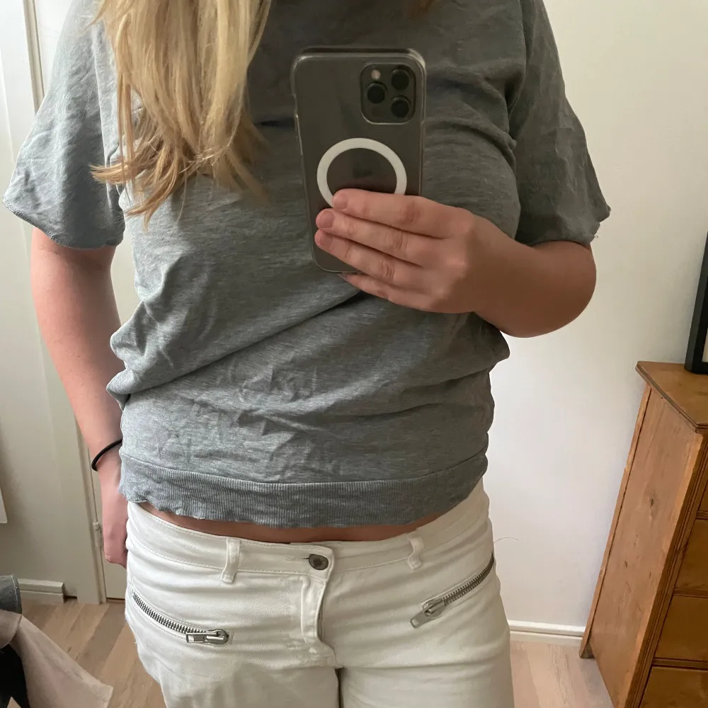 Säljer denna Filippa K T-shirt som inte komme till användning just nu💕 tröjan är i bra skick🙌. T-shirts.