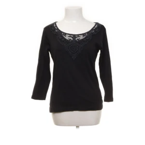 Isolde trekvartsärmad tröja - Trekvartsärmad tröja i storlek S Köpt på Sellpy för 150 kr Aldrig använt 