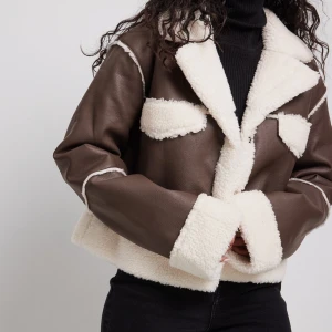 BRUN SKINNJACKA - Brun skinnjacka med foder ( PU) från NA-KD influencer collection. Ny pris 1099kr. Endast använd 1 gång, super skön och varm funkar till höst/vinter. 