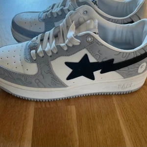 Bape skor - Fräscha Bape skor som jag har använt 3-4 gånger, är i väldigt bra skick. Köpte dem för 2 tusen ish