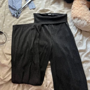 Glittriga low waist folded pants - Sjukt snygga glittriga byxor ifrån bikbok som man viker ner vid midjan. Jag är 166 på bilden som referens för längd. 