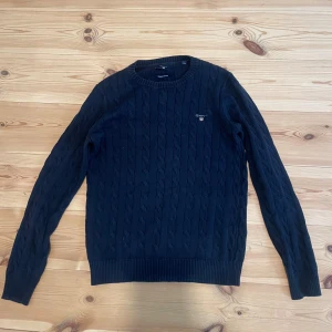 Ganttröja stickad - Stickad ganttröja, mörkblå.