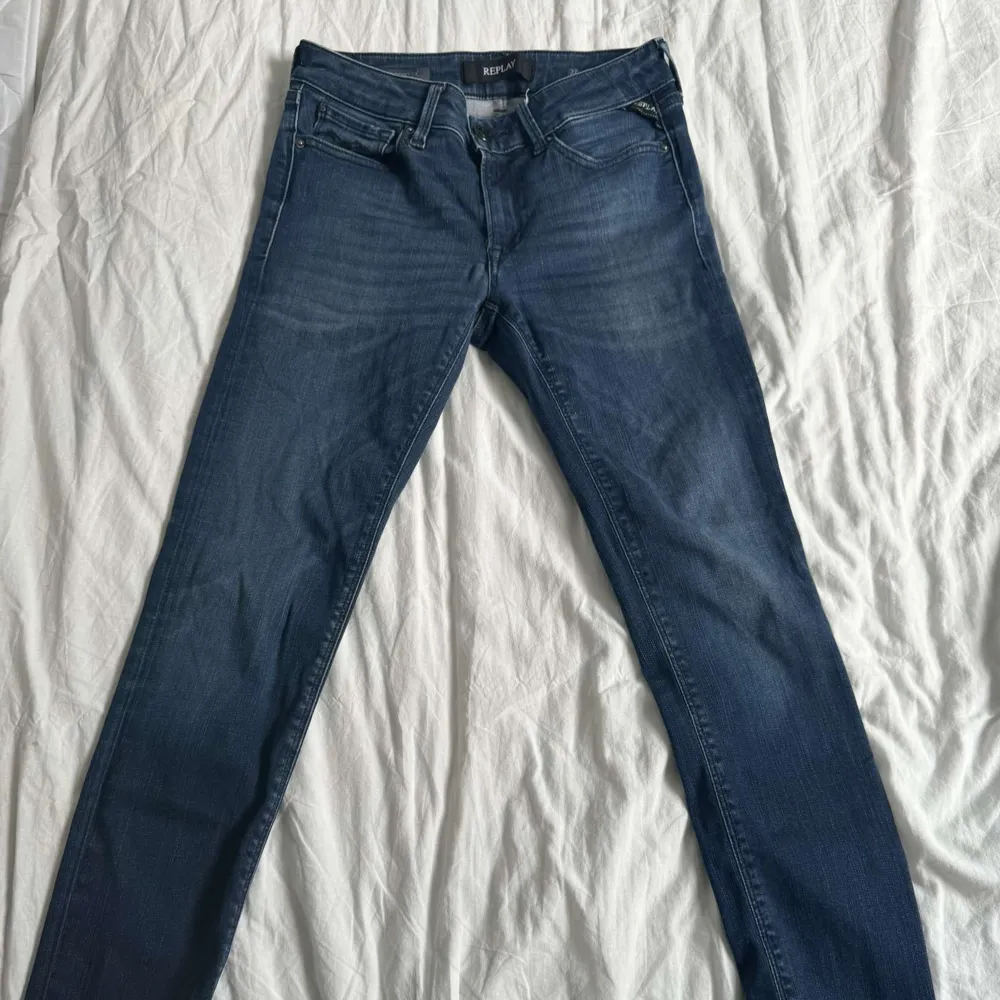 Säljer nu denna stilrena Replay jeans! Vid andra frågor och funderingar är de bara att skriva!💯. Jeans & Byxor.