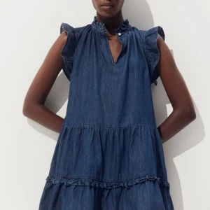 Jeans klänning h&m  - Säljer denna super fina och sköna jeans klänningen från hm. Den är enbart använd två gånger, men insåg att den är lite för stor. Super snygg nu till sommaren😍