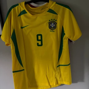 Ronaldo (R9) - 2002 Brasilien - Har massor med fler fotbollströjor och storlekar. Bara att höra av er och skriva till mig vilken/vilka ni är intresserade av! Helt nytt skick :) 