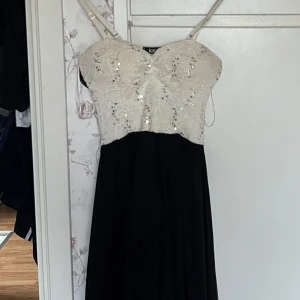 Klänning från kiah - Denna klänningen har jag användt några få gånger. Men kommer inte till anvädning längre. De finns ingen stolek skriven men skulle säga att den passar på folk med stoleken mellan xs/s. De är en inlagd ”bh” i klänningen. Obs köparen står även för frakt