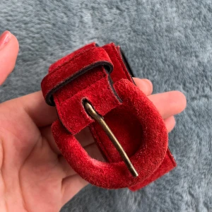 Rött bälte - Jättefint rött bälte i sammet-material. Skriv gärna för fler bilder!! ❤️