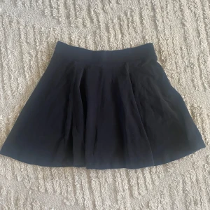 Kjol - Utsvängd kjol storlek small