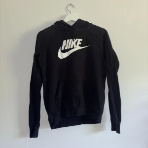 Nike Hoodie - Nike hoodie i fint skick! Inga skavanker eller dylikt, som ny🤩🌸