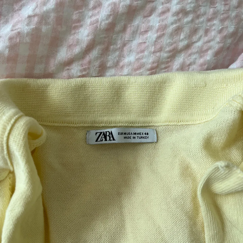 Gul tröja från Zara, knappt använd!🥰. Paidat.