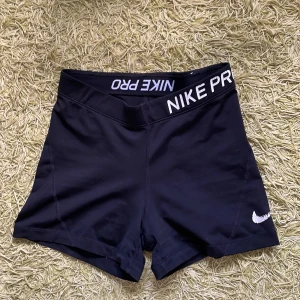 Nike PRO shorts  - Säljer mina Nike PRO shorts. Tajta och korta i modellen. Kan användas som shorts eller under kjol/klänning. Sliten nikelogga (se bild). Hoppas de kan komma till användning❤️Hör av dig om du har frågor! Kram