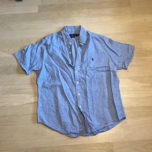 Blå Ralph Lauren linne skjorta - Jätte snygg blå linnes skjorta från polo! Den är Classic fit, storlek M och i jätte bra skick.