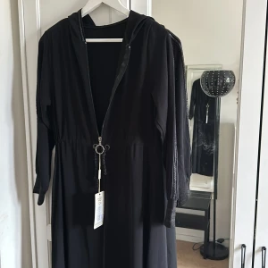 Abaya - Passar XS-S och då är den inte tajt antar jag. Har många så tänkte sälja några. 