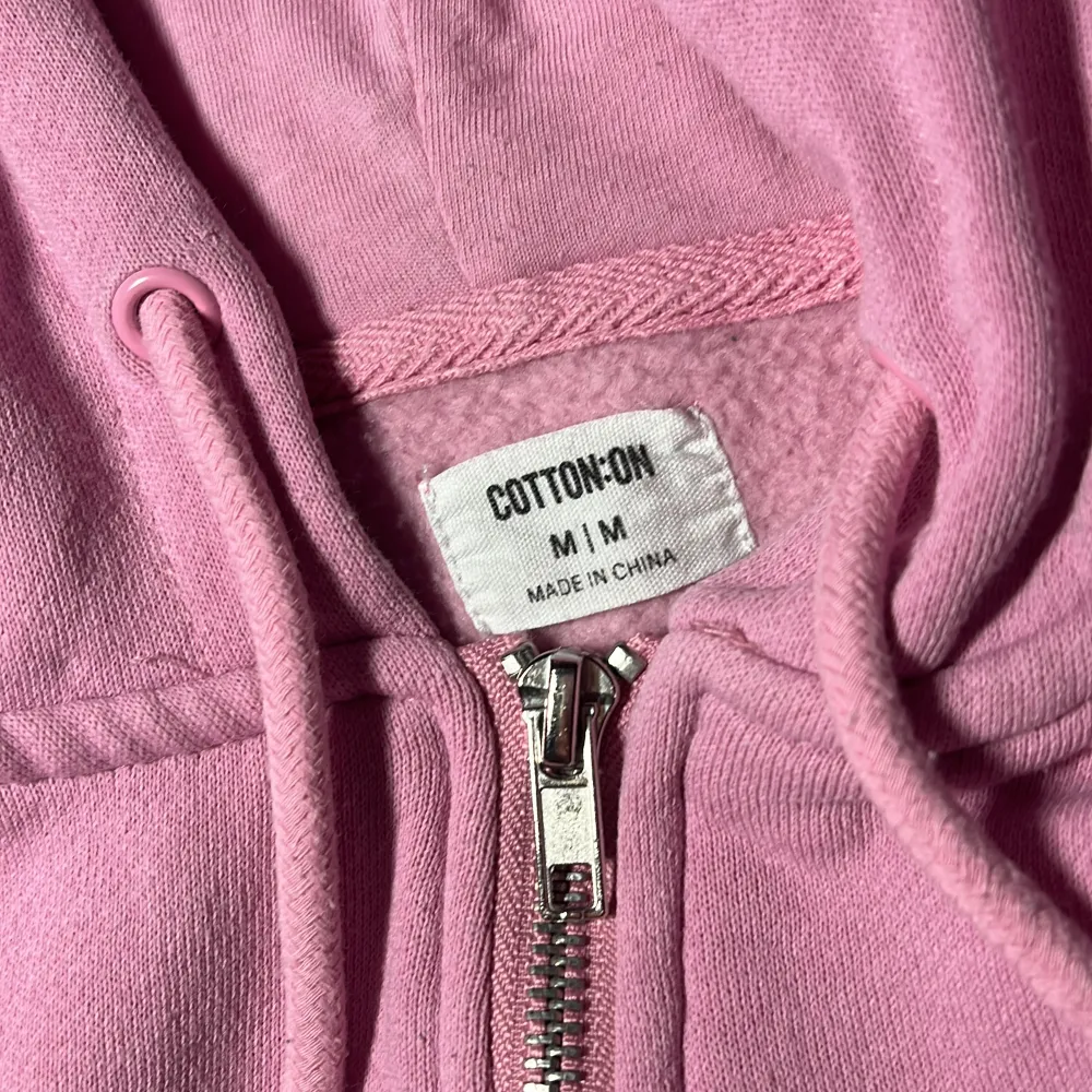 Bra skick. Köpt ca 1 år sedan på Zalando. Cropped fit med bra passform. . Hoodies.