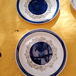 Vintage Två Mattallrikar Viktoria Rörstrand 24 cm  stora. - Vintage Två Mattallrikar Viktoria Rörstrand 24 cm stora viss slitage finnes men sparsamt använda.