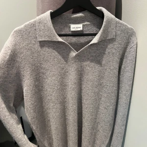 John henric Kashmir  -  En fin Kashmir stickad tröja i mycket bra sick. Nypris 1299kr