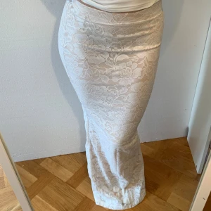 Långkjol - Långkjol i vit spets med beige underkjol. Är 162 och den är till golvet✨🦢🩰 